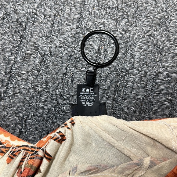 NWOT Rue21 Feather Print T-Shirt Size Medium Tan coloured - Picture 4 of 4